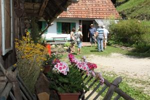 Starodobniki z jubilejnim mednarodnim srečanjem dokončno otvorili letošnji Flosarski bal