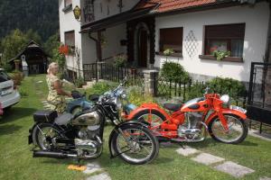 Starodobniki z jubilejnim mednarodnim srečanjem dokončno otvorili letošnji Flosarski bal