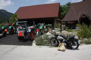 Starodobniki z jubilejnim mednarodnim srečanjem dokončno otvorili letošnji Flosarski bal