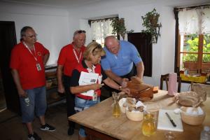 Starodobniki z jubilejnim mednarodnim srečanjem dokončno otvorili letošnji Flosarski bal