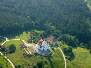 Zakladnica mašnih plaščev in cerkev sv. Frančiška Ksaverja